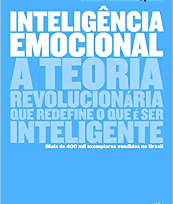 capa do livo Inteligência Emocional de Daniel Goleman. Cor azul celeste predominante e letras de forma na cor branca