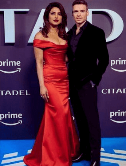 Richard Madden e Priyanka Chopra Jonas em divulgação de Citadel