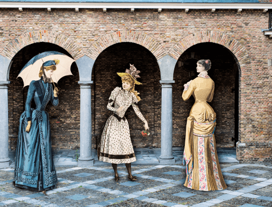 Imagem de três personagens de O Duque e Eu na Londres do Século XIX 