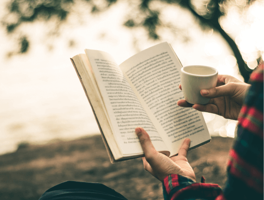 mulher lendo o livro o visconde que me amava de julia quinn ao ar livre