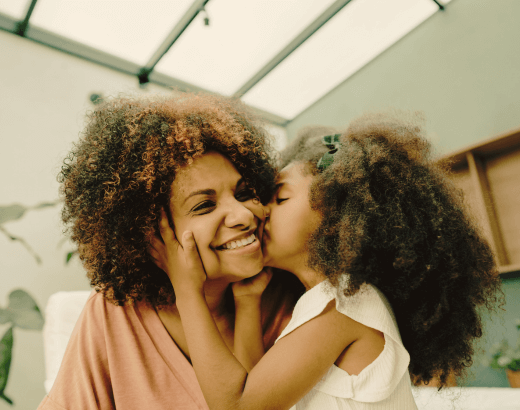 mãe e filha trocando carinho no dia das mães