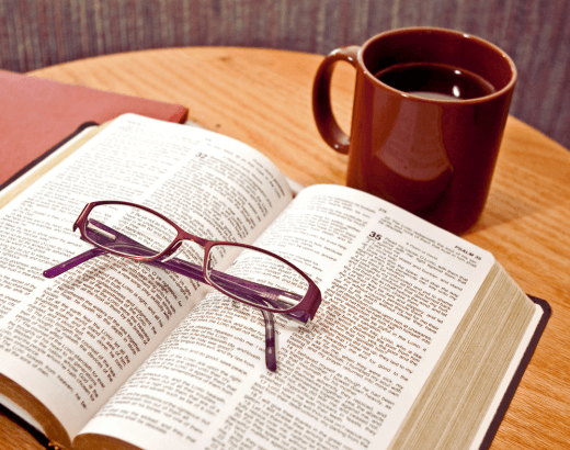 melhor devocional diário com café