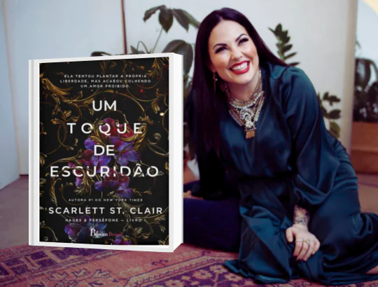 Scarlett St. Clair autora do livro Um toque de escuridão 1